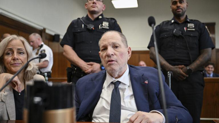 ΗΠΑ: Ο Χάρβεϊ Γουάινστιν καταδικάστηκε για σεξουαλική επίθεση κατά την επανεκδίκαση της υπόθεσης 