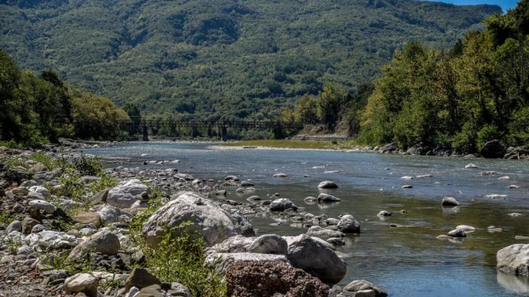 Άρτα: Διασωληνωμένα τα δύο παιδιά που ανασύρθηκαν από τον Άραχθο - Θα μεταφερθούν στην Πάτρα - Τι λέει ο άνθρωπος που τα έσωσε