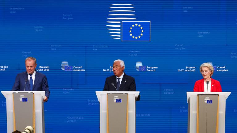 Ο Πολωνός πρωθυπουργός Ντόναλντ Τουσκ, ο πρόεδρος του Ευρωπαϊκού Συμβουλίου Αντόνιο Κόστα και η πρόεδρος της Ευρωπαϊκής Επιτροπής Ούρσουλα φον ντερ Λάιεν σε συνέντευξη Τύπου στις Βρυξέλλες