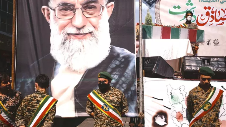 Economist: Μπορεί να καταρρεύσει το «μισητό» καθεστώς του Ιράν; Εξέγερση, ανατροπή ή εμφύλιος στην Τεχεράνη