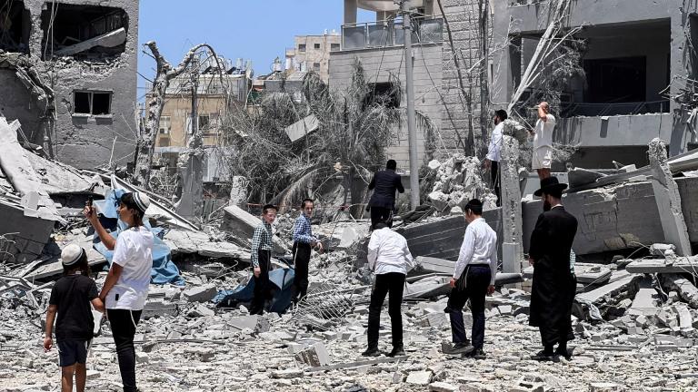 Μ. Ανατολή: Ανταλλαγή πληγμάτων μεταξύ Ισραήλ και Ιράν - Φόβοι για κλιμάκωση τις επόμενες ώρες - Χτυπήθηκε η έδρα της Μοσάντ