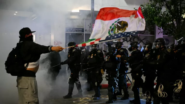 Λος Άντζελες: Μαίνονται για τέταρτη μέρα οι ταραχές - Ο Τραμπ στέλνει επιπλέον 2.000 μέλη της εθνοφρουράς και 700 πεζοναύτες