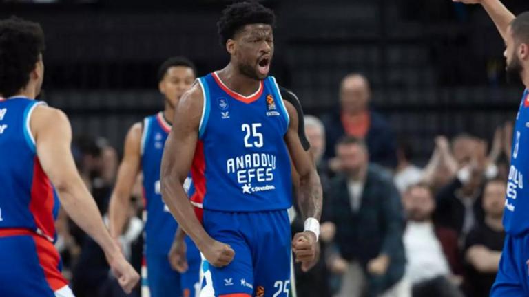 «Αιώνια» κόντρα και σε μεταγραφές: Ολυμπιακός και Παναθηναϊκός για Οτούρου