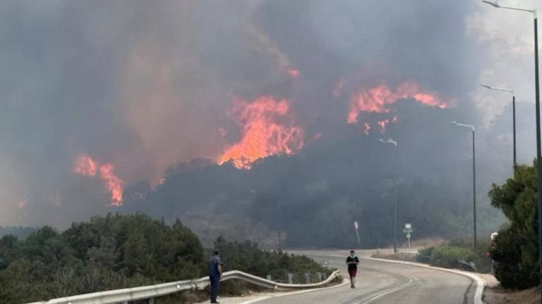 Πυρκαγιά στην Παλαιά Φώκαια: Καίγονται σπίτια — Τεράστια επιχείρηση της Πυροσβεστικής — Διακοπή κυκλοφορία στην Αθηνών-Σουνίου