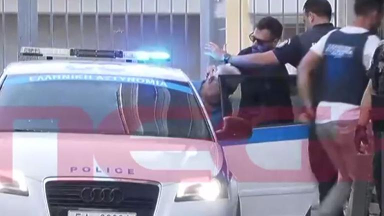 Πετρούπολη: Προσήγαγαν λάθος άνθρωπο για τον ξυλοδαρμό της 46χρονης - Νέα αστυνομική επιχείρηση για τη σύλληψη του δράστη