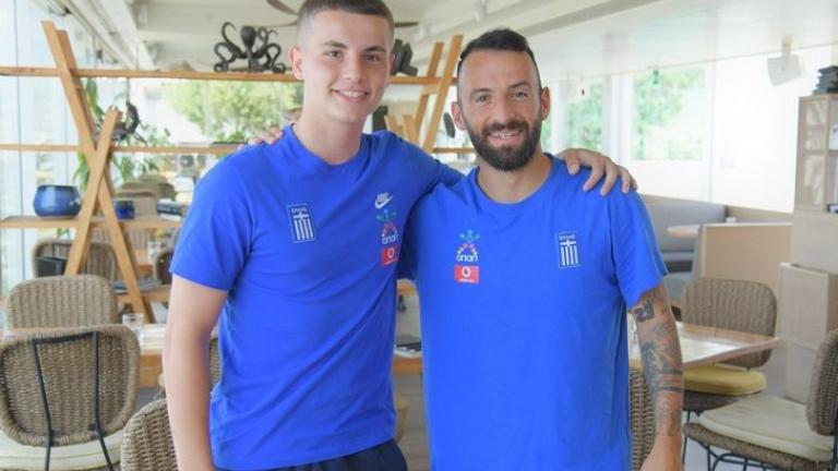 Χρήστος Μουζακίτης και Μανώλης Σιώπης σε τρελά κέφια – Ποιος επικράτησε στο κουίζ παλιάς vs νέας γενιάς 