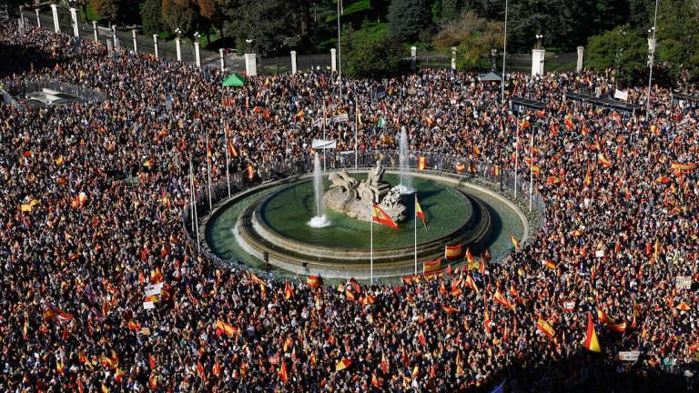 Ισπανία: Μεγάλη διαδήλωση στη Μαδρίτη κατά του πρωθυπουργού Σάντσεθ που κατηγορείται για διαφθορά