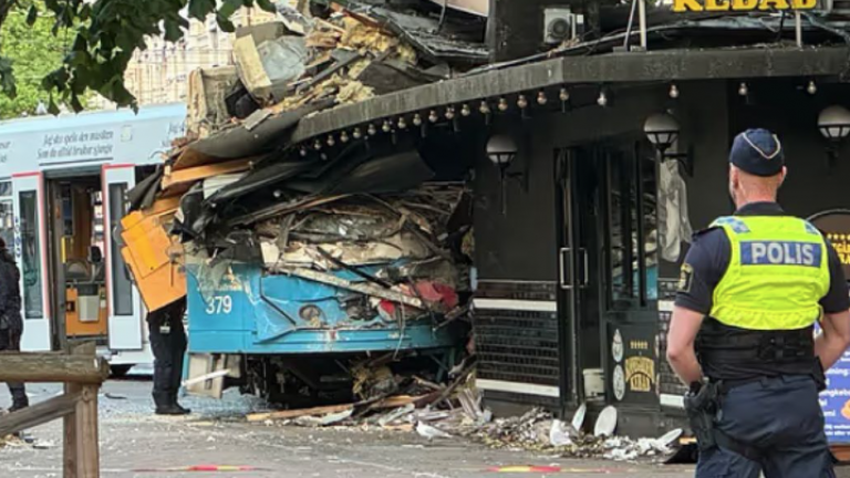 Σουηδία: Τραμ εκτροχιάσθηκε και κατέληξε μέσα σε μια πιτσαρία
