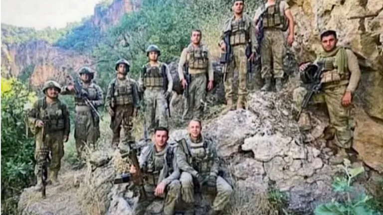 στρατιωτες