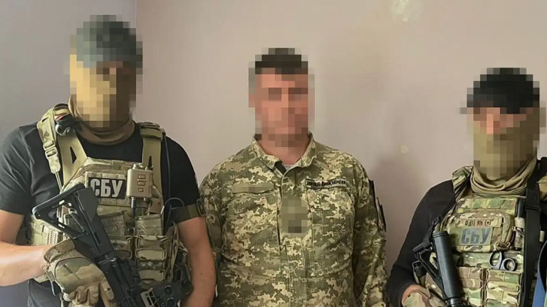 Ουκρανοί πράκτορες της SBU με τον συλληφθέντα αξιωματικό