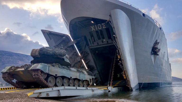 Ένστολοι του Χαφτάρ κάνουν τους... τροχονόμους στους παράνομους μετανάστες στο λιμάνι του Τομπρούκ - Αρματαγωγό στην Κρήτη για fast track κατασκευή δομής