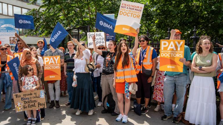 Βρετανία: Γιατροί ξεκινούν πενθήμερη απεργία για τις αμοιβές - Δεν θα δώσει άλλες αυξήσεις, λέει η κυβέρνηση Στάρμερ