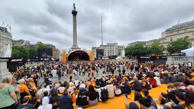 McLaren και Allwyn «έβαψαν» πορτοκαλί την Trafalgar Square - Αποθέωση για Norris και Piastri από χιλιάδες φαν της ομάδας