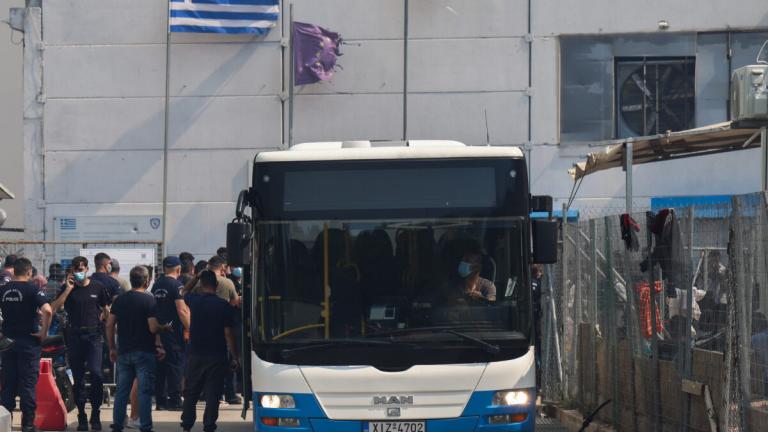 Μεταφορά μεταναστών από τη Γαύδο στο Λαύριο καθώς «βουλιάζει» η Κρήτη - Σε ετοιμότητα πολεμικά πλοία