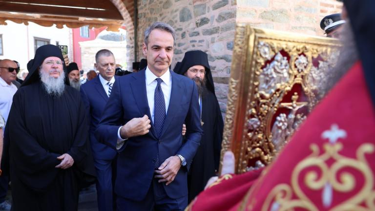 Στο Αγιο Όρος ο Κυριάκος Μητσοτάκης - Έφτασε στις Καρυές με ελικόπτερο