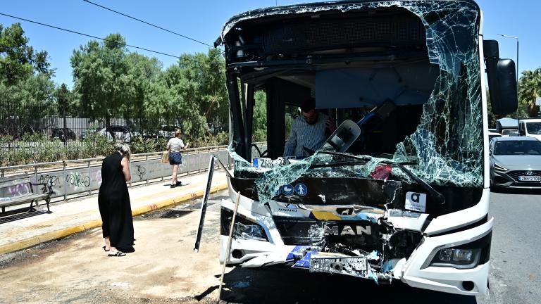Σύγκρουση λεωφορείων στη Βούλα: 47 οι τραυματίες, 17 εκ των οποίων παιδιά - Σε σοβαρή κατάσταση τρεις επιβάτες