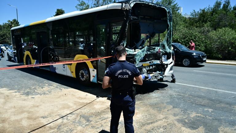 Βούλα: Σύγκρουση μεταξύ δυο λεωφορείων στην παραλιακή — Αναφορές για 20 τραυματίες, 3 εκ των οποίων σοβαρά