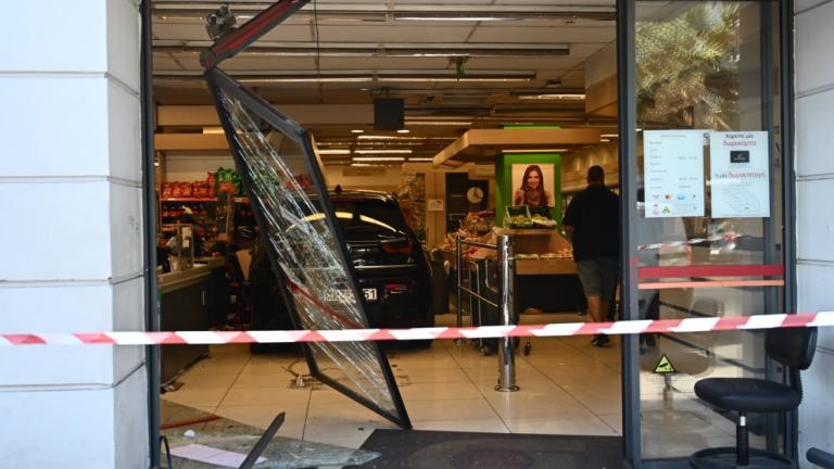 Αυτοκίνητο έπεσε σε πρόσοψη σούπερ μάρκετ στην Πέτρου Ράλλη - Τρεις τραυματίες ανάμεσά τους δύο παιδιά