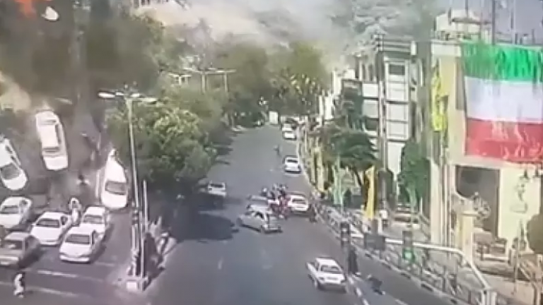 Ιράν: Βίντεο με ισραηλινή βόμβα να πέφτει στην Τεχεράνη - Τα αυτοκίνητα εκτοξεύονται στον αέρα σαν παιχνίδια