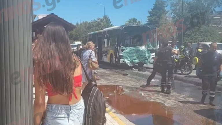 Βούλα: Σοβαρή σύγκρουση μεταξύ δυο λεωφορείων στην παραλιακή - Αναφορές για 10 τραυματίες