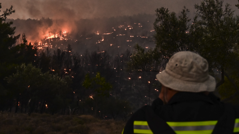 Πυρκαγιά στον Ωρωπό: Εκκενώνεται προληπτικά η δομή μεταναστών της Μαλακάσας