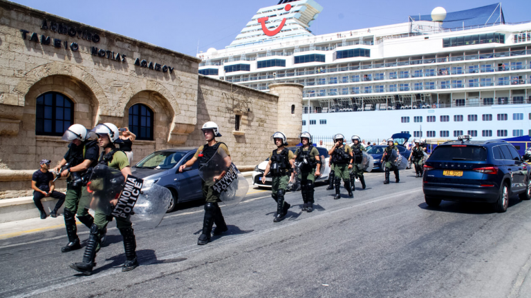 Ρόδος: Στον Εισαγγελέα οι συλληφθέντες μετά τα επεισόδια στο λιμάνι - Συγκέντρωση αλληλεγγύης από πολίτες