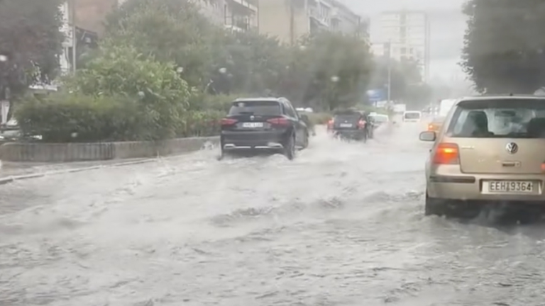 Θεσσαλονίκη: Ποτάμια οι δρόμοι στο κέντρο της πόλης μετά την έντονη βροχόπτωση 