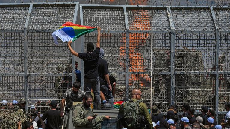 Συρία: Εύθραυστη η εκεχειρία μετά τις ισραηλινές επιθέσεις - Συριακές στρατιωτικές δυνάμεις αναπτύσσονται στη Σουέιντα