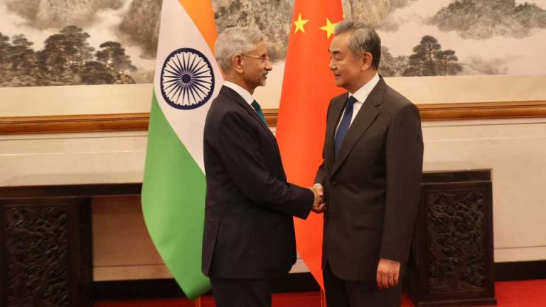 Ο Υπουργός Εξωτερικών της Ινδίας, S. Jaishankar, συναντήθηκε με τον Κινέζο Υπουργό Εξωτερικών, Wang Yi, στο Πεκίνο στις 14 Ιουλίου 2025. Εικόνα από το Υπουργείο Εξωτερικών της Ινδίας.