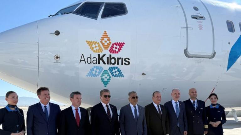 Προκλητική καμπάνια της Τουρκίας στο Λονδίνο για τα κατεχόμενα: Λογότυπο με... «Νήσος Κύπρος» σε αεροπλάνα