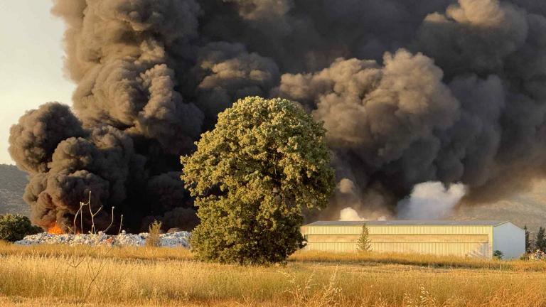 Αλεξανδρούπολη: Συνεχίζει να καίει η πυρκαγιά στην εταιρεία ανακύκλωσης - Τοξικό νέφος στην Αμφιτρίτη
