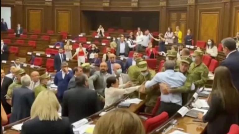 Αρμενία: Σε «ρίνγκ» μετατράπηκε το κοινοβούλιο - Βουλευτής της πλειοψηφίας επιτέθηκε σε μέλος της αντιπολίτευσης