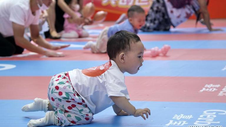 Κίνα: Επιδοτεί 500 δολάρια τον χρόνο ανά παιδί για να αντιμετωπίσει την υπογεννητικότητα