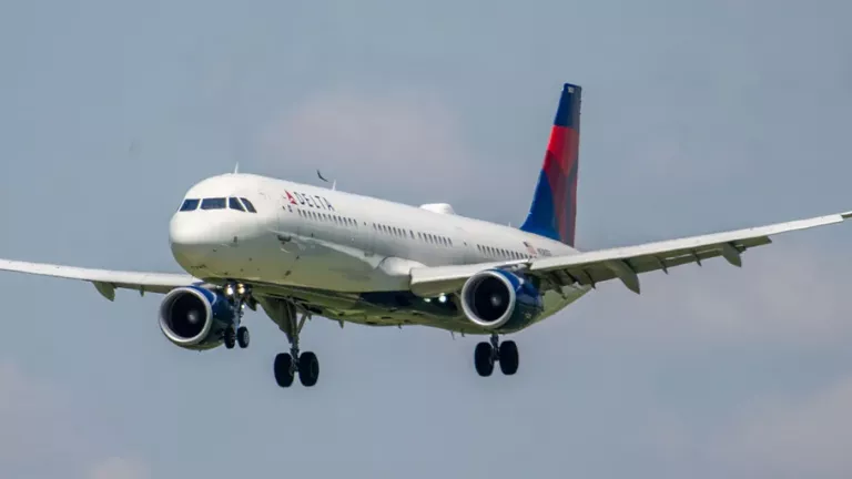 ΗΠΑ: Επιβατικό αεροσκάφος απέφυγε παραλίγο τη σύγκρουση με βομβαρδιστικό Β-52