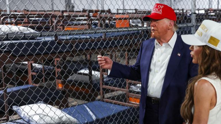 ΗΠΑ: Ο Τραμπ εγκαινίασε τοΗΠΑ: Ο Τραμπ εγκαινίασε το κέντρο κράτησης μεταναστών «Alligator Alcatraz» - Εντείνεται η εκστρατεία για μαζικές απελάσεις