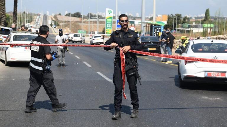 Ισραήλ: Ανθρωποκυνηγητό για τον άγνωστο που έριξε το όχημά του σε στάση λεωφορείου και διέφυγε - Οκτώ τραυματίες