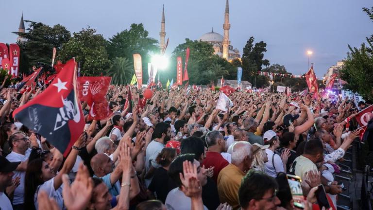 Μεγάλη συγκέντρωση υπέρ του Ιμάμογλου στην Κωνσταντινούπολη: «Ο Ερντογάν είναι αρχηγός χούντας»