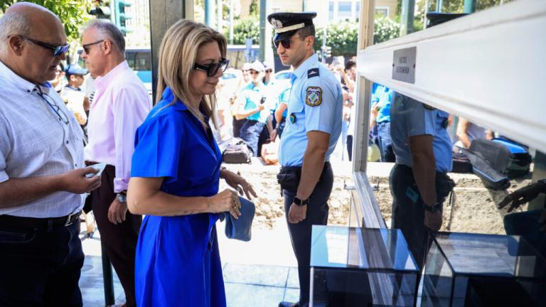 Την αναθεώρηση του Συντάγματος για την κατάργηση της ασυλίας βουλευτών  ζητά ο Σύλλογος συγγενών Θυμάτων στα Τέμπη, έχοντας συγκεντρώσει ένα  εκατομμύριο τριακόσιες χιλιάδες υπογραφές. Η πρόεδρος του Συλλόγου Μαρία Καρυστιανού θα παραδώσει στη Βουλή το σχετικό έγγραφο.