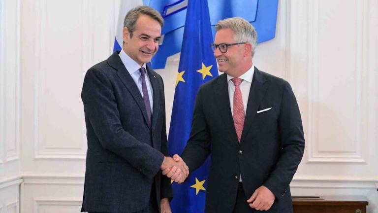 Συνάντηση Μητσοτάκη με τον Ευρωπαίο Επίτροπο Μετανάστευσης: «Οι αρχές στη Λιβύη να λάβουν δράση για να μειωθούν οι ροές προς την Ελλάδα»