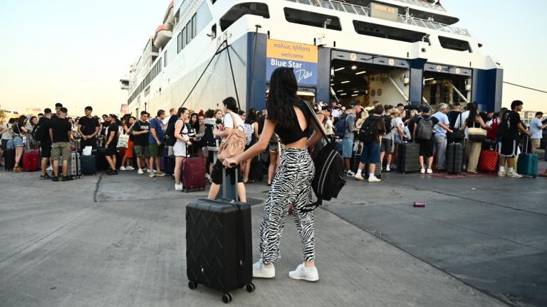 Έξοδος εκδρομέων: «Απόβαση» στα νησιά - Γεμάτα αποχωρούν τα πλοία από τα λιμάνια της Αττικής