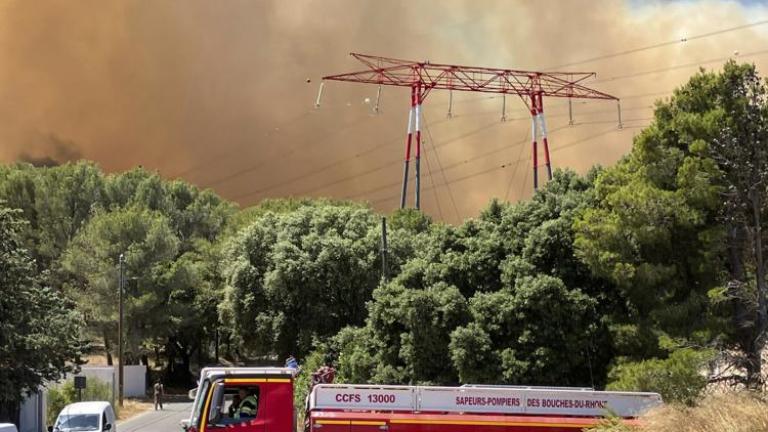 Γαλλία: Σε πύρινο κλοιό η Μασσαλία - Έκλεισε το αεροδρόμιο