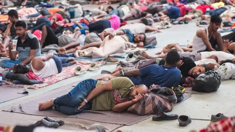 Κρήτη: Επιχείρηση αποσυμφόρησης με σταδιακή μεταφορά μεταναστών σε δομές της ηπειρωτικής Ελλάδας