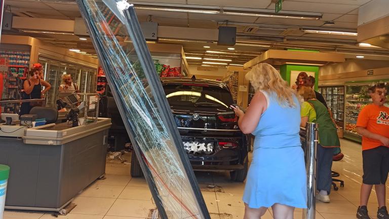 Αυτοκίνητο έπεσε σε πρόσοψή σούπερ μάρκετ στην Πέτρου Ράλλη – Τρεις τραυματίες 
