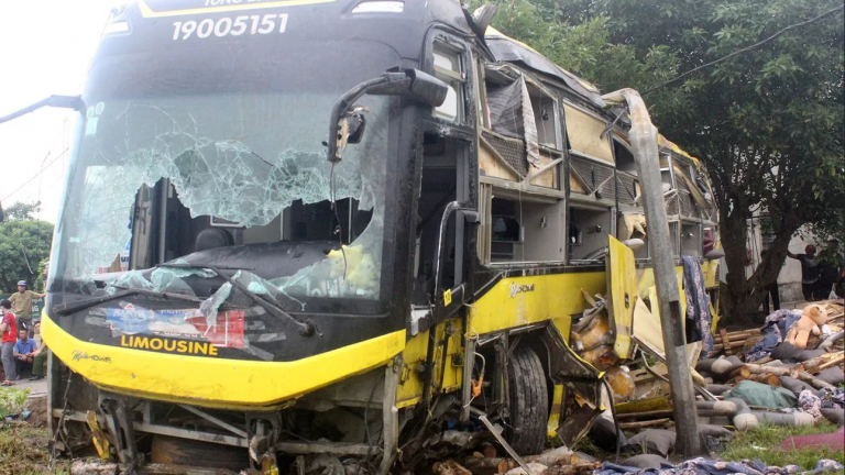 Βιετνάμ: 10 νεκροί και 12 τραυματίες έπειτα από ανατροπή λεωφορείου