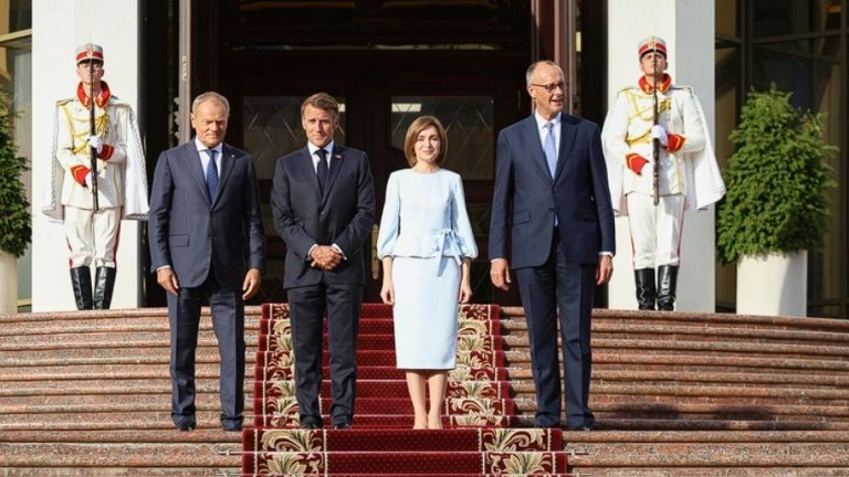 μακρον τουσκ και μερτς