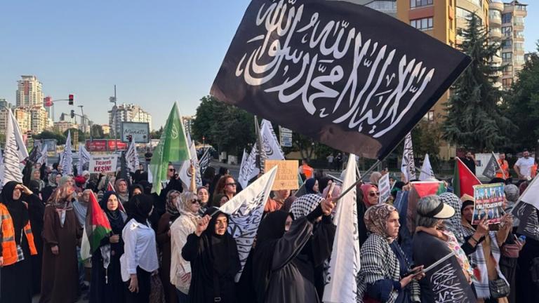 Η αντι-ισραηλινή συγκέντρωση διαμαρτυρίας με επικεφαλής την τρομοκρατική οργάνωση Χιζμπ ουτ-Ταχρίρ στην Άγκυρα παρουσίαζε εμφανώς σημαίες του χαλιφάτου.