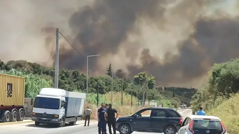 Σε εξέλιξη μεγάλη πυρκαγιά στην Αχαΐα: Εκκενώθηκαν οικισμοί, απειλούνται σπίτια - Στο νοσοκομείο εγκαυματίες