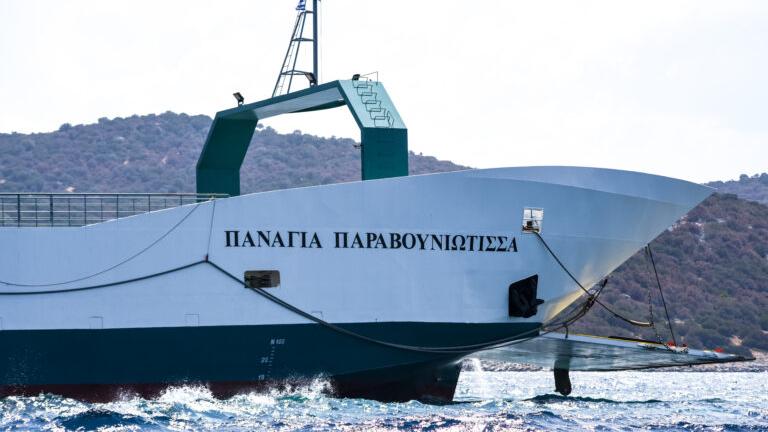 Νέα Στύρα: Σε εξέλιξη επιχείρηση για την αποκόλληση του ferryboat – Σε ομαδικές αγωγές και μηνύσεις προχωρούν οι επιβάτες