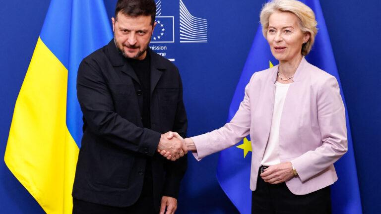 Υποδοχή Ζελένσκι στις Βρυξέλλες – Φον ντερ Λάιεν: Πρέπει να σταματήσει η αιματοχυσία – Ελπίζουμε σε μια τριμερή «το συντομότερο δυνατό»