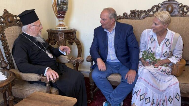 Στην Ίμβρο ο Κώστας Καραμανλής – Συνάντηση με τον Οικουμενικό Πατριάρχη Βαρθολομαίο